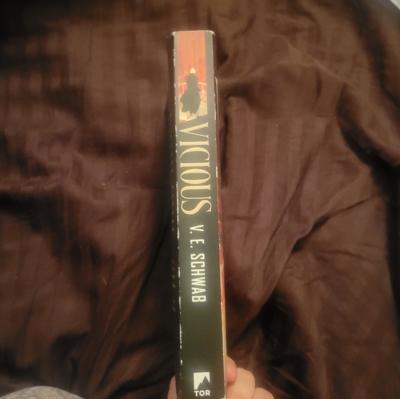 ✨️3 for $15✨️Vicious by V.E. Schwab paperback book - Picture 6 of 6